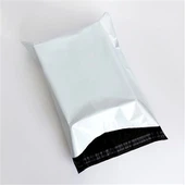 Valged polüesterkotid saatmiseks